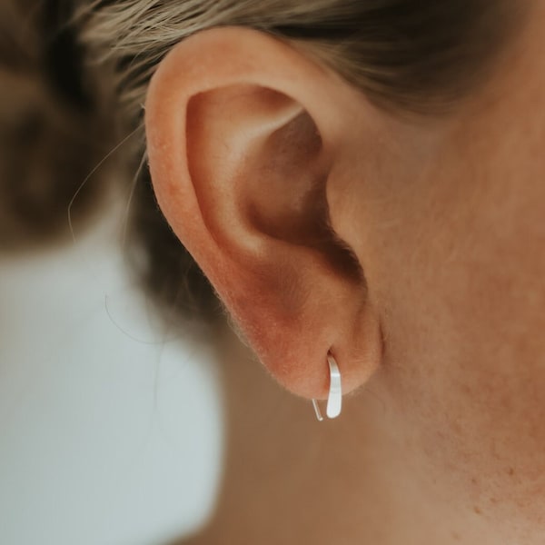 Pendientes minimalistas de aro abierto pequeños de plata de ley, aro sencillo de herradura en forma de mini arco de 1/2", pequeño y delicado regalo de cumpleaños para madre, hija o novia.