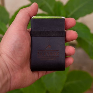 Tarjetero de cuero minimalista personalizado, Cartera fina para hombre hecha a mano