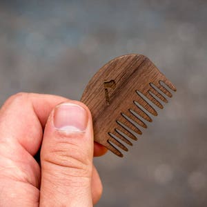 Petit peigne à barbe, peigne à moustache, peigne à barbe et moustache, peigne de poche, peigne en bois, toilettage, cadeau pour homme image 1