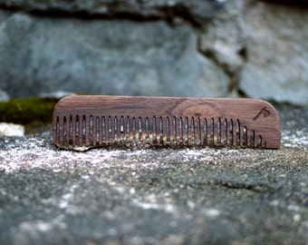 Pente artesanal de madeira de nogueira para cabelo, barba e bigode.