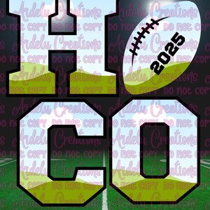 Puede incluir: Un gráfico digital con las letras "H", "C" y "O" en negrita, con un balón de fútbol y el número "2025". Las letras tienen un diseño de cielo y hierba, sobre un fondo de campo de fútbol.