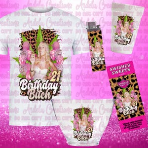 Puede incluir: Un conjunto de artículos con el tema "21 Birthday Bitch". Incluye una camiseta blanca, un encendedor, una taza, un cuenco y un paquete de Swisher Sweets. Los diseños presentan a una mujer, estampado de leopardo y hojas de cannabis.