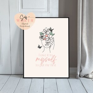 K&ouml;nnte beinhalten: Ein druckbarer digitaler Download mit rosa Hintergrund und einer Strichzeichnung einer Frau mit Blumen, die ihr Gesicht bedecken. Der Text "Ich verdanke es mir selbst, mich an die erste Stelle zu setzen" ist in rosa unter der Zeichnung geschrieben.