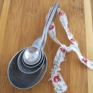 Measuring spoons set of 4, aluminum measures 1/4 tsp, 1/2 tsp, 3/4 tsp, 1 T, vintage baking