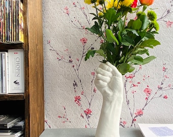 Hand shape matt / porcelain handful vase
