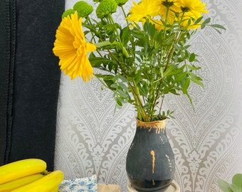 gold speckled vase / classic flower display