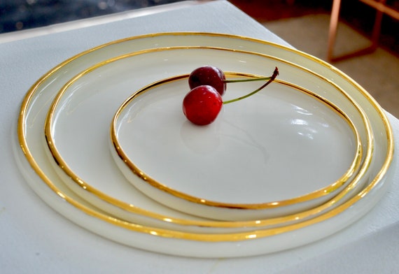 Assiettes plates extra dorées, blanches avec rebord doré -  France