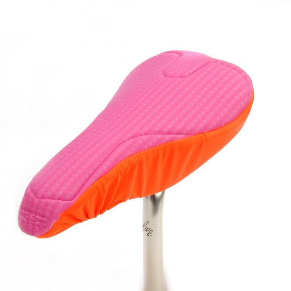 Housse de selle de vélo rembourrée rose et orange avec textiles respectueux de l'environnement. Propriétés de la mousse de haute technologie pour un soutien maximal. Coupe anatomique pour FEMME