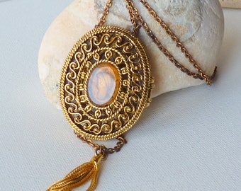 Vintage Oval Gold Tone Locket Necklace, Gold Tone Tassel Locket Pendant, Oversized  Locket Retro Jewelry Big Locket Pendant Costume Jewelry