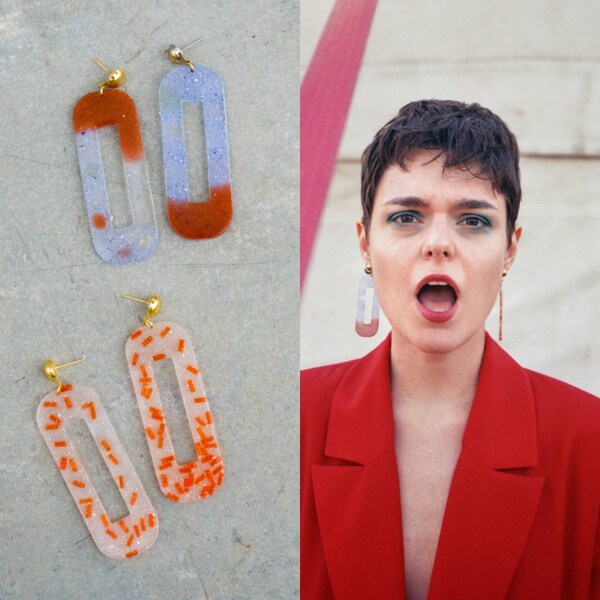 Boucles d’oreilles en résine faites à la main // Queues de verre rouge et bleu et orange