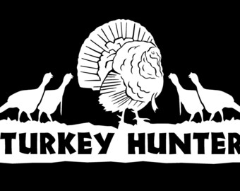 Puede incluir: Gráfico en blanco y negro que presenta un pavo con las plumas extendidas, flanqueado por dos pavos a cada lado. Las palabras "TURKEY HUNTER" se muestran en letras blancas en negrita en la parte inferior de la imagen.