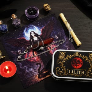 Lilith-altaarblik: zakschrijn donkere godin met kristallen en rode agaat-slangenslinger