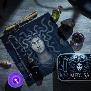 Lata de altar de Medusa: Santuario portátil con cristales, estatua de serpiente y pergamino de invocación.