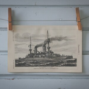 Könnte beinhalten: Eine Schwarzweißillustration eines Schiffes, der "Panzerschiff I", auf weißem Hintergrund. Das Schiff ist von Wellen und Rauch umgeben.