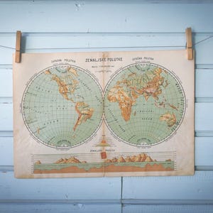 Könnte beinhalten: Eine Vintage-Weltkarte, gedruckt auf Papier, die die Kontinente Nordamerika, Südamerika, Europa, Asien, Afrika und Australien zeigt. Die Karte ist von einem weißen Rand umgeben und trägt einen Titel in einer Fremdsprache.