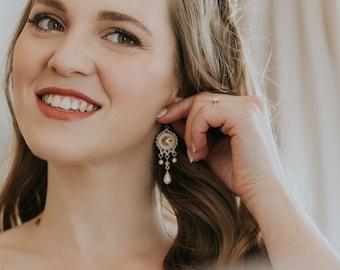 Chandelier wedding earrings, Drop pearl earrings wedding, Dangle bridal earrings, Swarovski champagne crystal and pearl bridal earrings