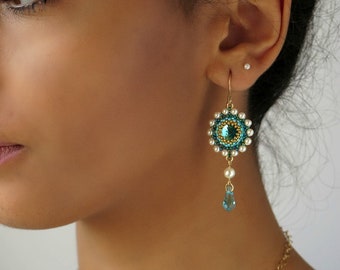 Boucles d'oreilles pendantes en cristal de Swarovski et perles turquoise : bijoux de mariage et de bal de promo tendance, conception unique de longues perles, fabriquées à la main
