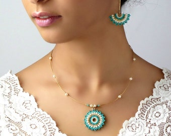 Parure de bijoux mandala doré, turquoise et perle : collier bohème chic à pendentif avec boucles d'oreilles éventail, cadeau unique pour femme, oeuvre d'art artisanale en perles