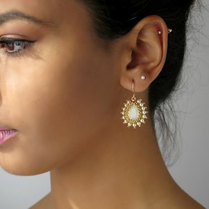 Orecchini da sposa in oro e perle con orecchini a goccia in cristallo Swarovski bianco opale, gioielli con perline fatti a mano per il giorno delle nozze