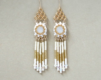 Pendientes blancos y dorados, pendientes de novia bohemios, pendientes de borlas de cuentas, pendientes de flecos de cuentas para novia, joyas de boda bohemias largas