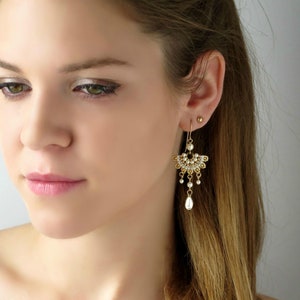 Weddings chandelier earrings, Boho chic pearl earrings, Pearl bridal earrings gold, White and gold beaded earrings, Earrings for bride