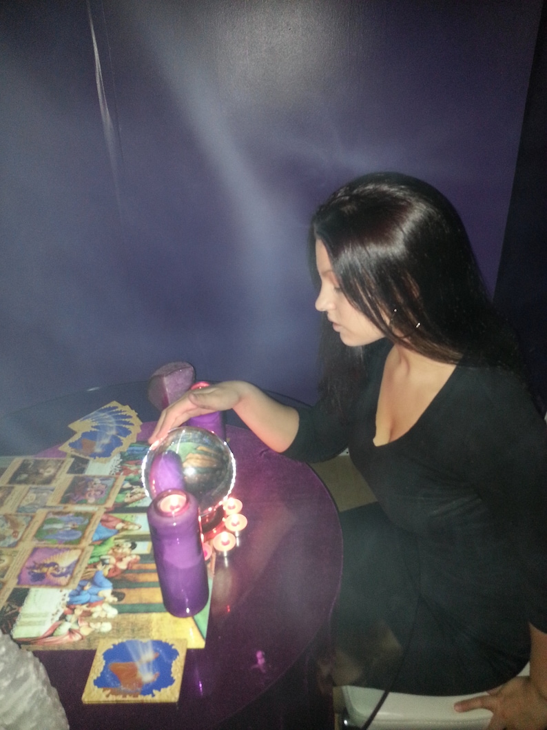 psychic amanda giving a reading with tarot cards
