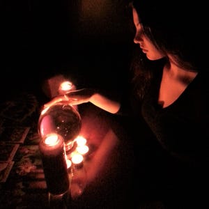 psychic amanda laying out tarot cards