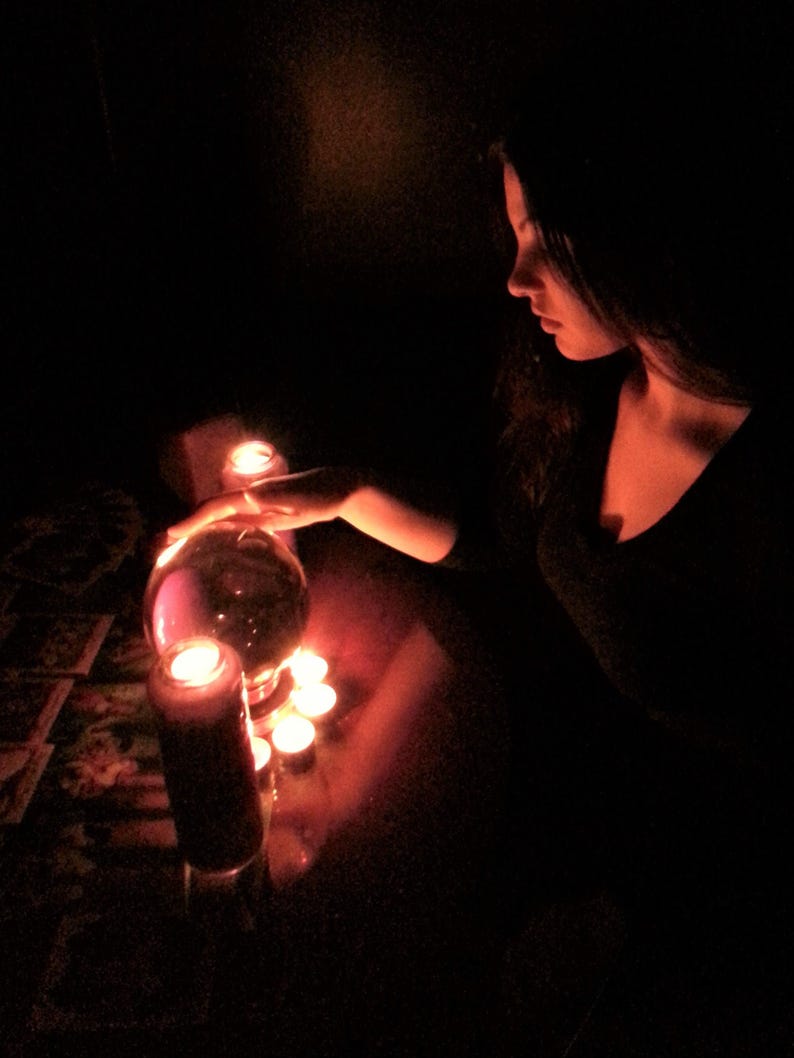 psychic amanda laying out tarot cards