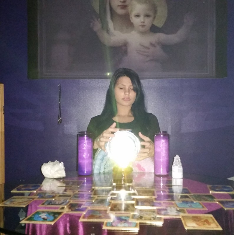 psychic amanda shuffling tarot cards