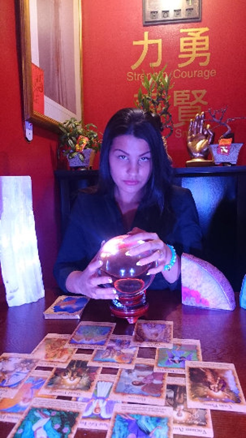psychic amanda giving a reading with tarot cards