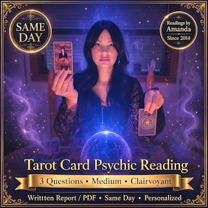 Op de afbeelding: Een persoon met donker haar houdt twee tarotkaarten boven een gloeiende kristallen bol. De tekst luidt: SAME DAY, Readings by Amanda Since 2014, Tarot Card Psychic Reading, 3 Questions, Medium, Clairvoyant, Written Report, PDF, Same Day, Personalized.