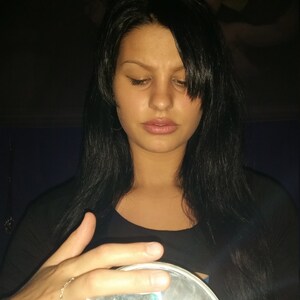 psychic amanda giving a reading with tarot cards