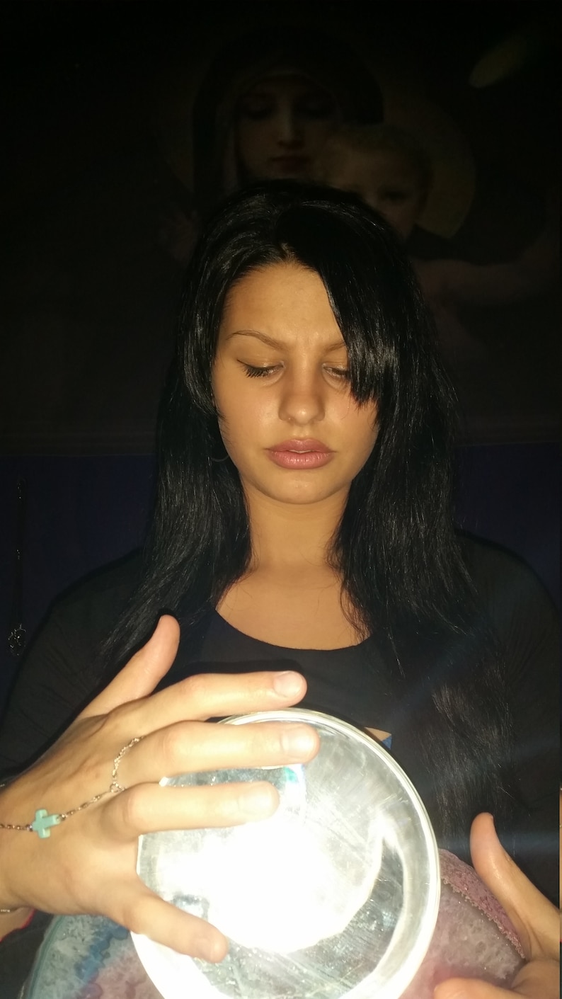 psychic amanda giving a reading with tarot cards