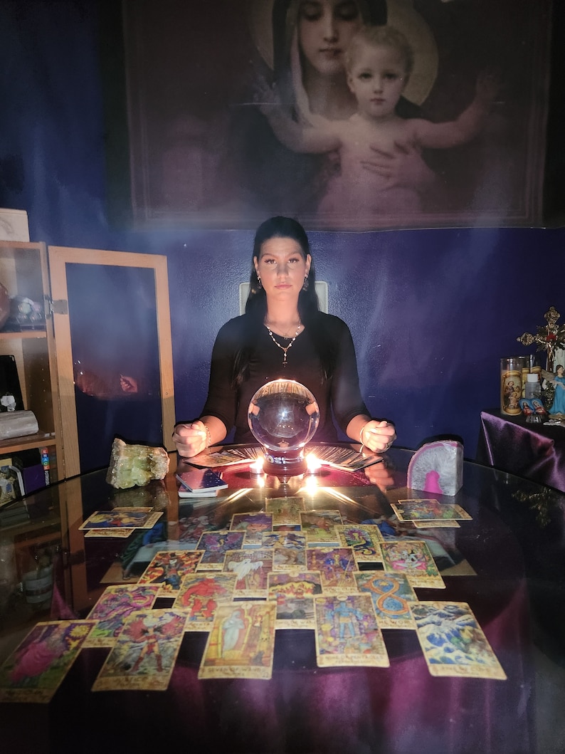 psychic amanda giving a reading with tarot cards