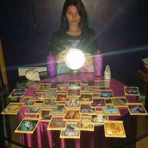 Psychic Amanda performing a psychic prediction reading