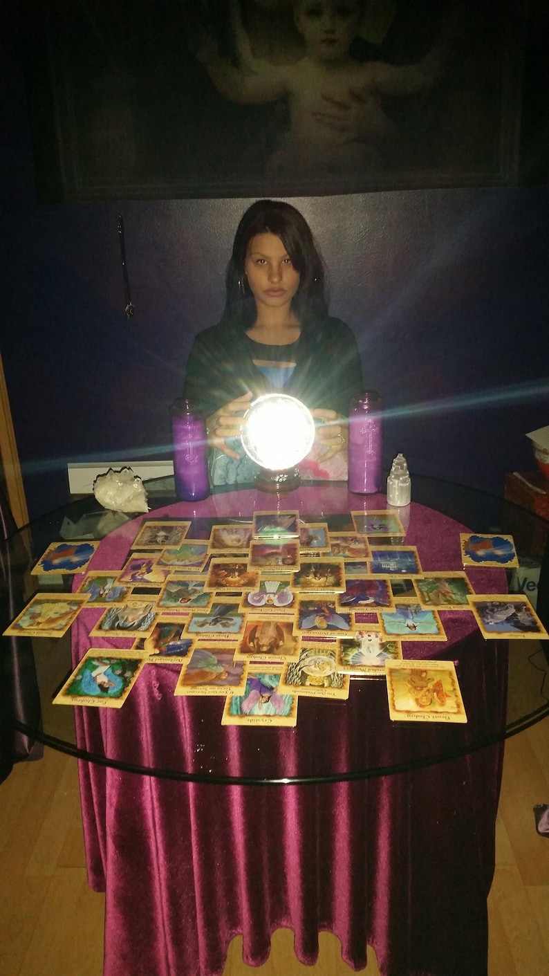 Psychic Amanda performing a psychic prediction reading