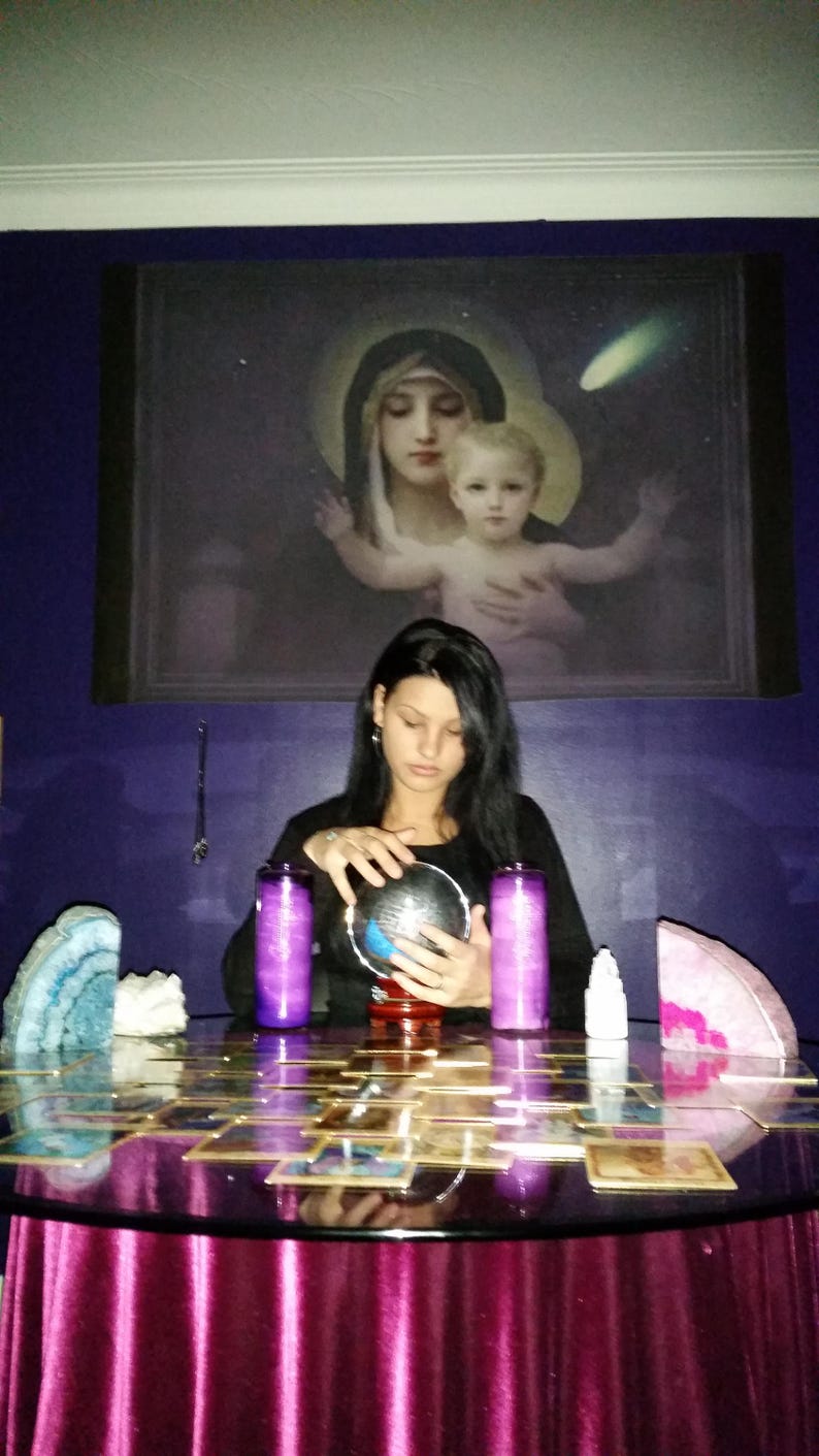 psychic amanda laying out tarot cards