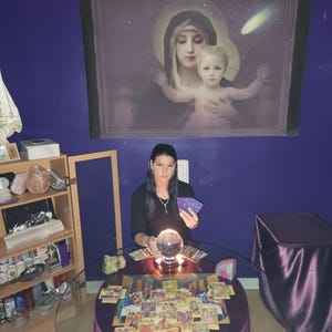 psychic amanda looking at tarot cards