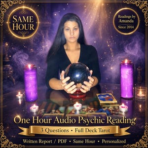 Può includere: Un annuncio per un servizio di lettura psichica con una persona che tiene una sfera di cristallo, circondata da candele viola e carte dei tarocchi. Il testo include: Same Hour, Readings by Amanda Since 2014, One Hour Audio Psychic Reading, 3 Questions, Full Deck Tarot, Written Report / PDF, Same Hour, Personalized.
