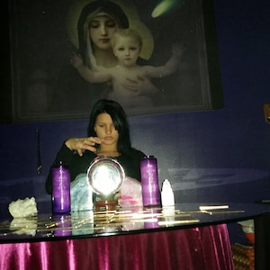 psychic amanda giving a reading with tarot cards