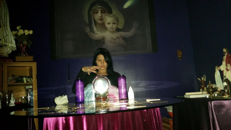 psychic amanda giving a reading with tarot cards