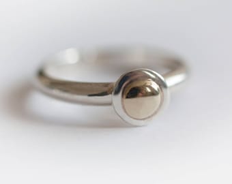 Anello di impilamento. Anello in argento e ottone e anello granato