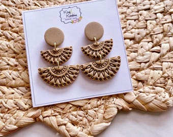 Pendientes estilo boho, hechos a mano, con cierre de botón, color tostado.