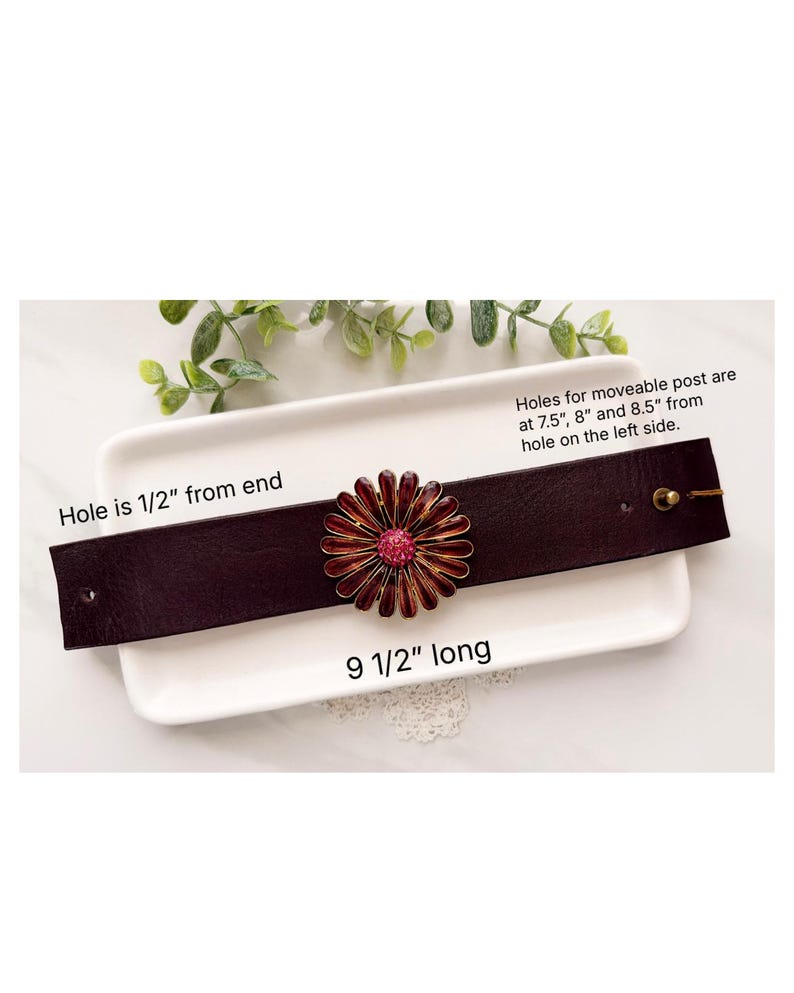 Puede incluir: Una pulsera de cuero marr&oacute;n oscuro con un adorno central en forma de flor con p&eacute;talos granates y un centro de cristales rosas. La pulsera mide 9,5 pulgadas de largo, con un agujero a 0,5 pulgadas del extremo y agujeros ajustables a 7,5, 8 y 8,5 pulgadas.