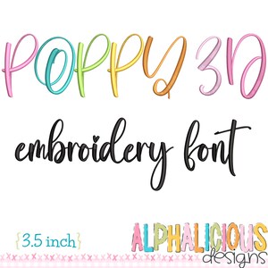 Könnte beinhalten: Poppy 3D Stickerei-Schriftart in einem Regenbogen von Farben. Die Schriftart ist 3,5 Zoll hoch. Der Text "Alphalicious Designs" befindet sich am unteren Rand des Bildes.