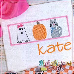 Puede incluir: Una camisa blanca con un rectángulo rosa que contiene un fantasma, una calabaza y un gato. El texto "kate" está bordado en naranja debajo del rectángulo. El texto "alphalicious designs" está bordado en la esquina inferior derecha.