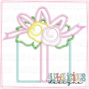 以下が含まれることがあります： ギフトボックスの上に花が乗ったカラフルな刺繍のデザイン。ギフトボックスは青、緑、ピンクで縁取られています。花はピンク、黄色、緑です。画像の下部に「Alphalicious Designs」というテキストがあります。