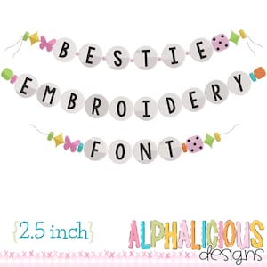 Może przedstawiać: Zestaw trzech banerów z czcionką do haftu z napisami "BESTIE", "EMBROIDERY" i "FONT". Każdy baner wykonany jest z białego filcu z czarnym haftem i ozdobiony kolorowymi elementami, takimi jak motyle, gwiazdki i kostki do gry. Banery mają wysokość 6,35 cm i idealnie nadają się do dodania odrobiny fantazji do każdego projektu.