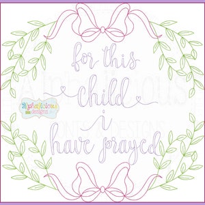 Puede incluir: Un diseño de bordado morado y verde con una corona de hojas y dos lazos. El texto dice "for this child I have prayed".