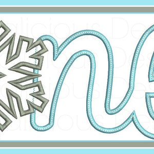 Op de afbeelding: Een geborduurd ontwerp van het woord "one" in een cursief lettertype, met een sneeuwvlok aan de linkerkant. Het ontwerp is in blauw en grijs.